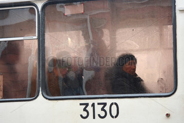 St. Petersburg  Frau schaut aus dem Bus