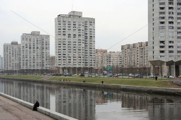 St. Petersburg  ein Mann sitzt am Kanal