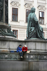 Wien  zwei Touristen ruhen sich aus