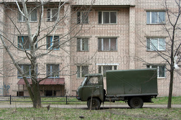 St. Petersburg  ein LKW parkt vor einem Wohnhaus