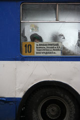 St. Petersburg  Frau schaut aus dem Bus