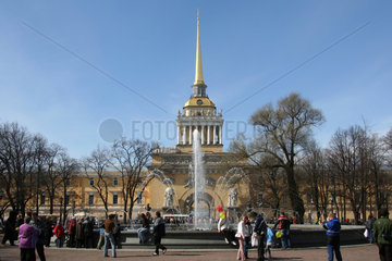 St. Petersburg  Admiralitaet und Brunnen