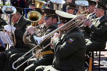 St. Petersburg  Soldaten spielen ein Konzert im Park