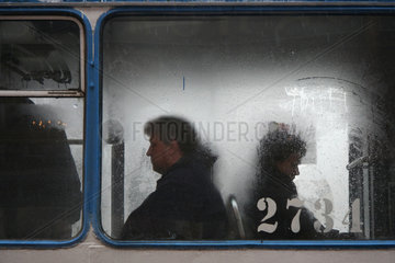 St. Petersburg  Fahrgaeste sitzen im Bus