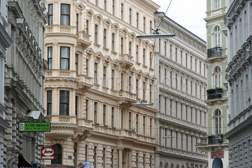 Wien  typische Fassaden von Wohnhaeusern