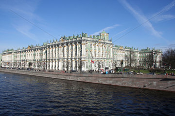 St. Petersburg  die Eremitage an der Newa