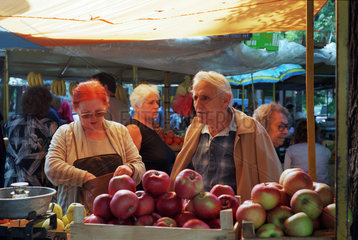 Aelteres Paar beim Einkaufen auf einem Obst- und Gemuesemarkt in Plovdiv  Bulgarien