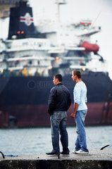 Zwei junge Maenner beobachten die Daewoo-Werft in Mangalia  Rumaenien