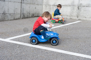 Carabietta  Schweiz  zwei Jungen fahren mit ihren Bobby Cars