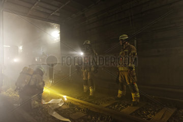 Feuerwehruebung im U-Bahntunnel