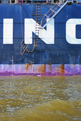 Strickleiter an einer Schiffswand im Hamburger Hafen
