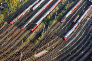 Hamburg  Blick auf Gleise mit wartenden Zuegen
