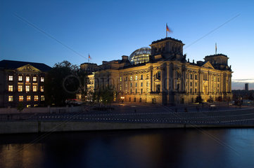 Berlin  Reichstag am Spreebogen