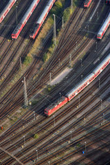 Hamburg  Blick auf Gleise mit wartenden Zuegen