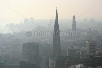 Hamburg  Panorama der Innenstadt mit Hafen im Nebel