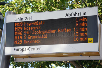 Berlin  Anzeigetafel an Bushaltestelle der BVG