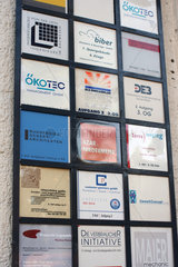Berlin  Schilder von Betrieben in einem Gewerbehof