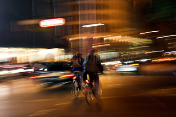 Berlin  Fahrradfahrer und Autos im Strassenverkehr verwackelt