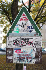 Berlin  ueberklebtes und uebermaltes Schild fuer Gruenanlagen