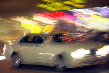 Berlin  Taxi im Strassenverkehr verwackelt