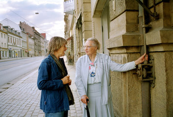 Zwei Frauen halten einen Plausch auf der Strasse  Dresden