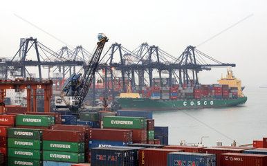 Hong Kong  ein Containerschiff wird im Containerhafen beladen
