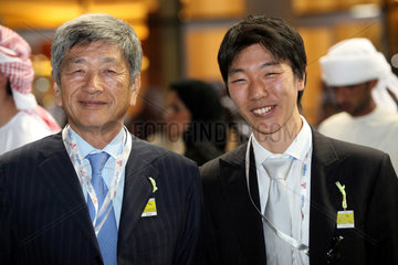 Dubai  Vereinigte Arabische Emirate  Teruya Yoshida (links)  Zuechter und Besitzer von Galopprennpferden und sein Sohn