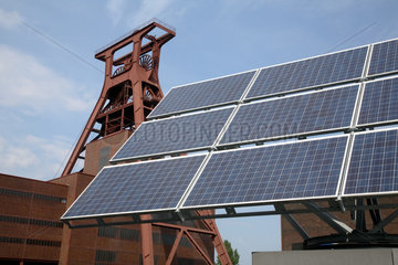 Solarmodule vor Zechenturm