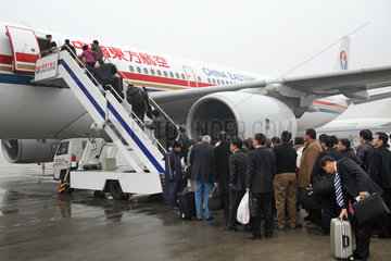 Shanghai  Reisende betreten eine Maschine der China Eastern am Flughafen Pudong