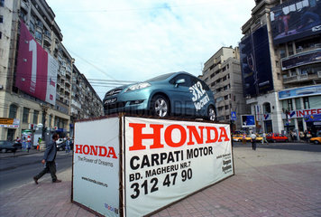 Autowerbung von Honda (ein FR-V) im Zentrum von Bukarest
