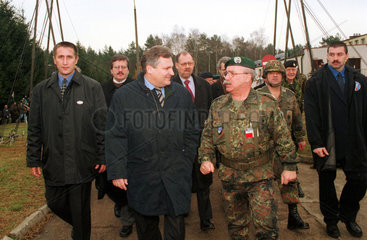 Praesident Kwasniewski zu Besuch bei der Militaeruebung -Chrystal Eagle 2000-