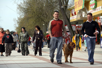Touristen und Hund auf der Strandpromenade in Swinemuende in Polen