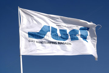 Safaga  Fahne mit Werbung fuer ein Surf-Magazin