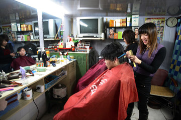 Shanghai  Friseurin bei der Arbeit