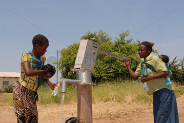 Sambia  Frauen beim Wasserpumpen ausserhalb von Lusaka