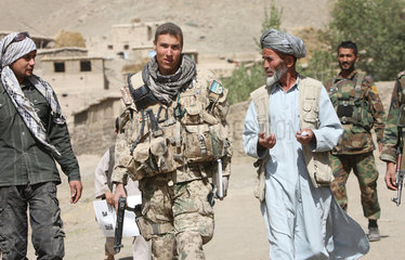 Feyzabd  Afghanistan  ISAF Soldat und afghanischer Soldat bei einer Unterhaltung