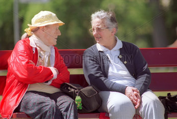 zwei Rentnerinnen bei einem Schwaetzchen  Schweiz