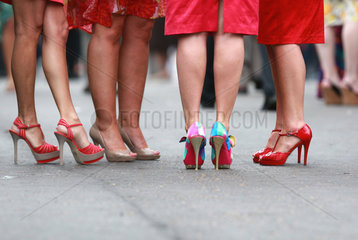 Epsom  Grossbritannien  Detailaufnahme  Frauenbeine in hochhackigen Schuhen