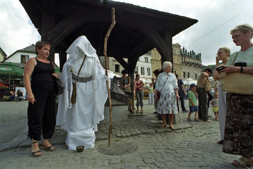 Eine als Tod verkleidete Frau in Kazimierz Dolny  Polen