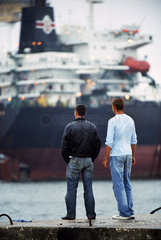 Zwei junge Maenner beobachten die Daewoo-Werft in Mangalia  Rumaenien