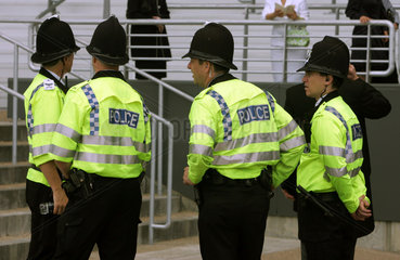 Ascot  Grossbritannien  Polizisten und Frauen mit Hueten