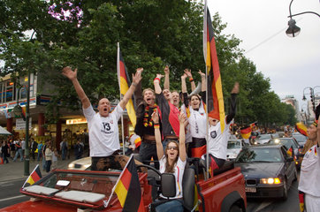 Deutschland im Schwarz-Rot-Gold Fieber  Autoparade auf dem Kudamm