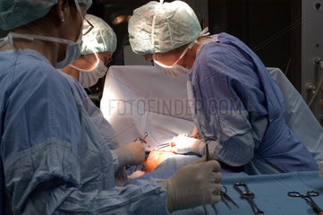 Chirurgen bei einer gynaekologischen Operation im Operationssaal