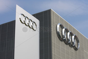 Berlin  Deutschland  Audi-Logo beim Audi Gebrauchtwagen Center Berlin Adlershof