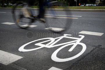 Berlin  Deutschland  neuer Fahrradweg auf einer Strasse