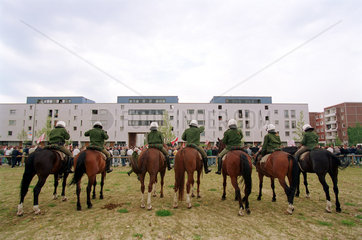 Berlin  Deutschland  Polizei zu Pferd waehrend eines Demonstrationseinsatzes
