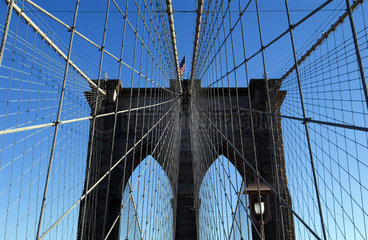 Die weltberuemte Brooklyn Bridge in New York