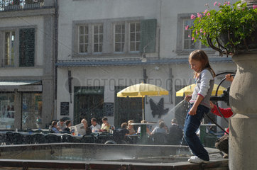 Zuerich  Maedchen an einem Springbrunnen in der Zuericher Altstadt