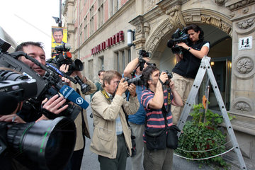 Berlin  Medienvertreter vor der FDP-Bundesgeschaeftstelle