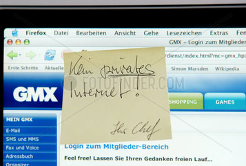 Berlin  Notizzettel am PC-Bildschirm